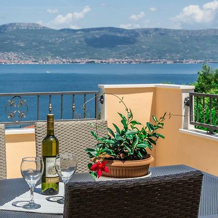 Apartment Leut With Spacious Terrace And Sea View Слатине Экстерьер фото
