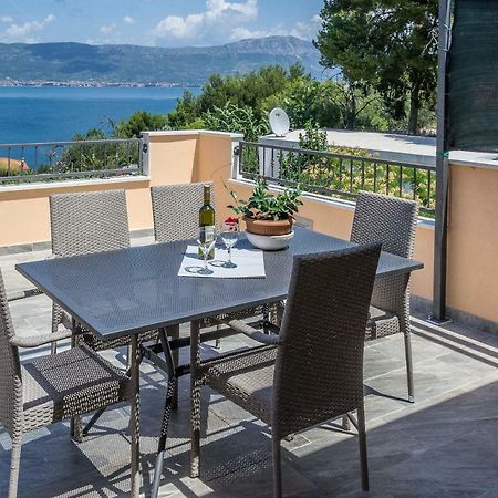 Apartment Leut With Spacious Terrace And Sea View Слатине Экстерьер фото