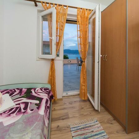 Apartment Leut With Spacious Terrace And Sea View Слатине Экстерьер фото