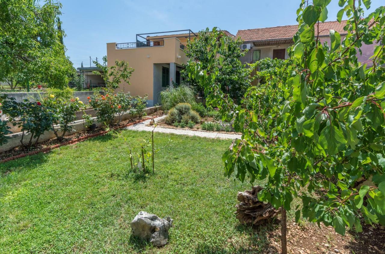 Apartment Leut With Spacious Terrace And Sea View Слатине Экстерьер фото