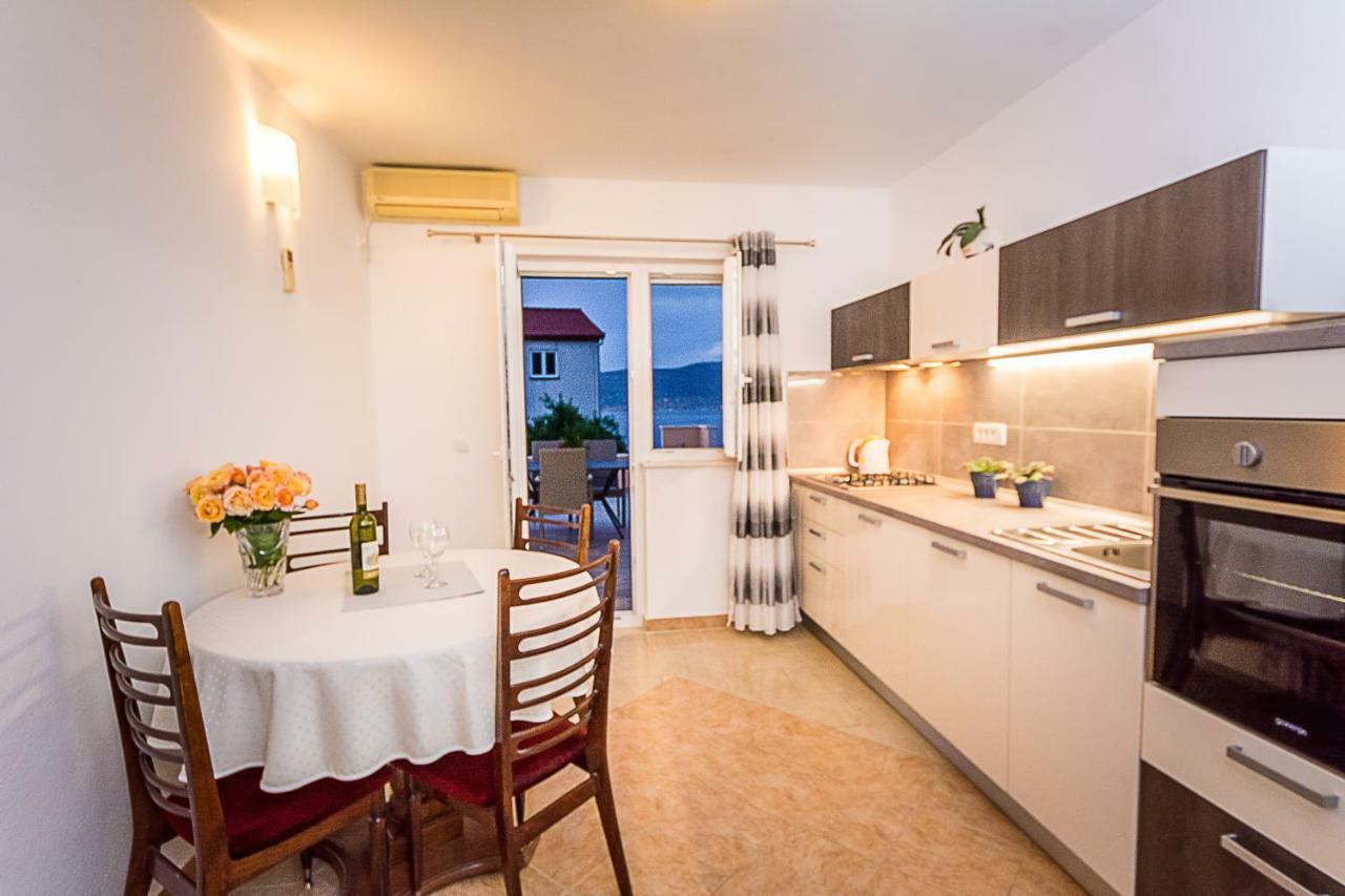 Apartment Leut With Spacious Terrace And Sea View Слатине Экстерьер фото