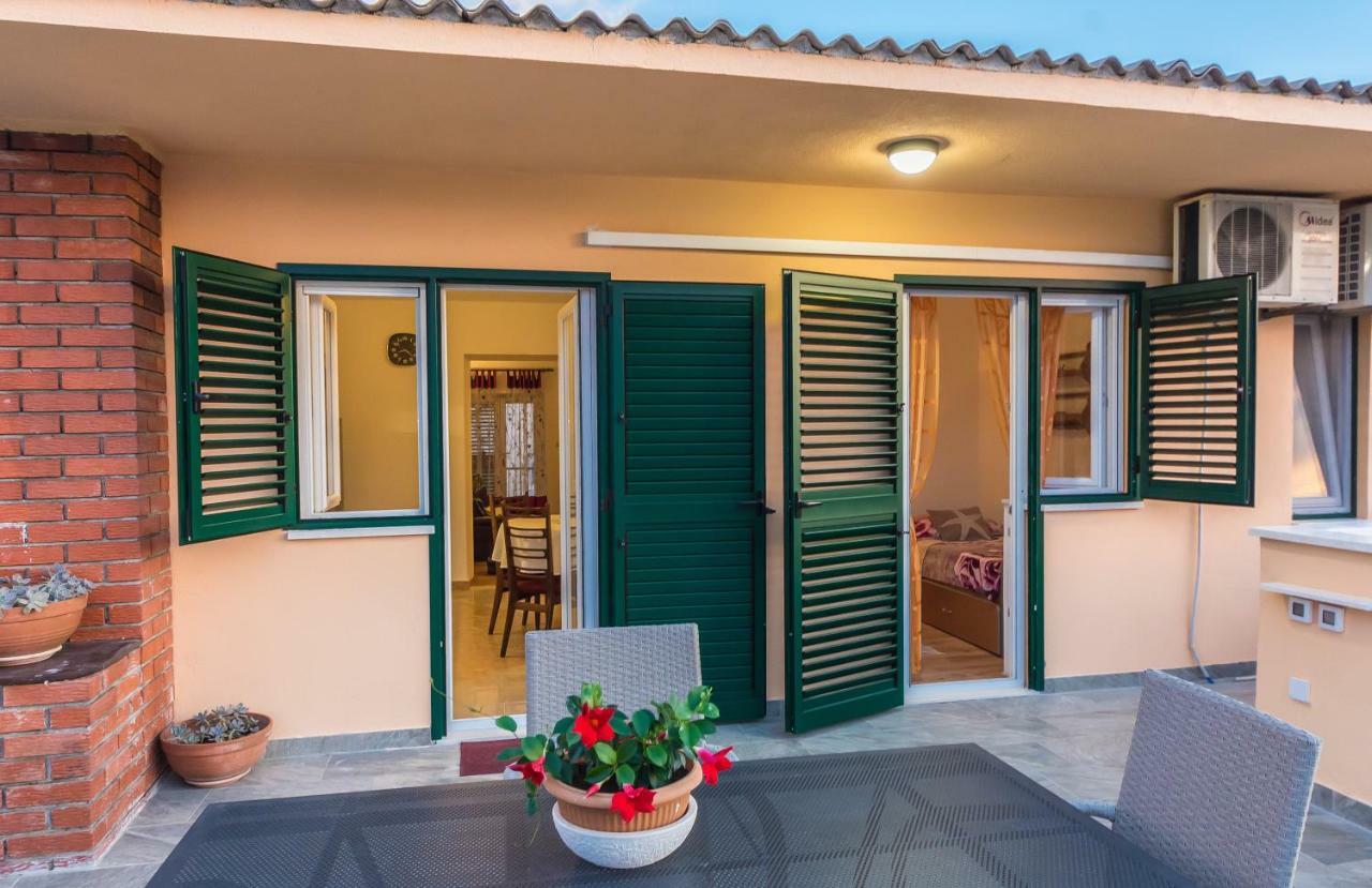 Apartment Leut With Spacious Terrace And Sea View Слатине Экстерьер фото