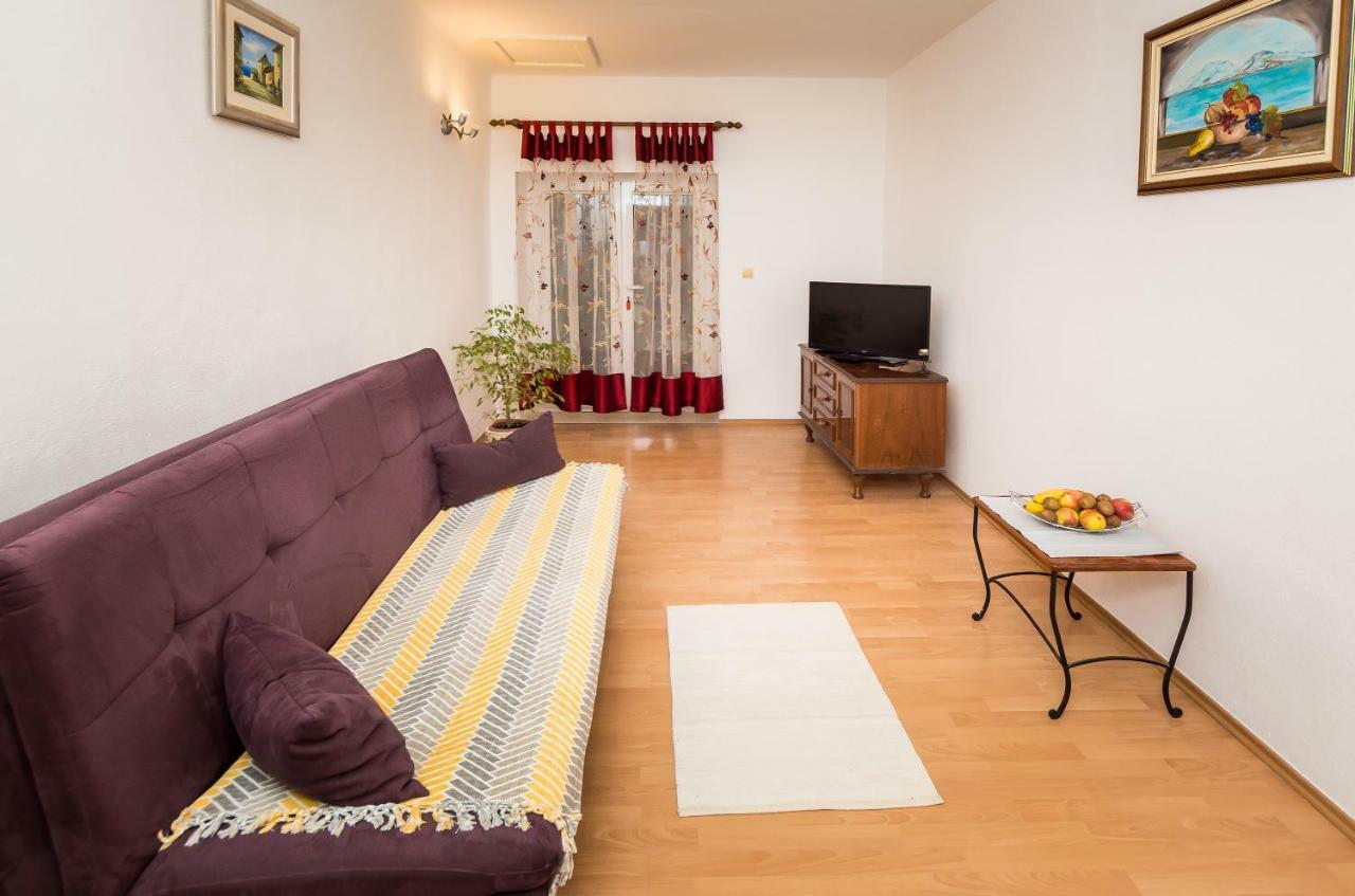 Apartment Leut With Spacious Terrace And Sea View Слатине Экстерьер фото