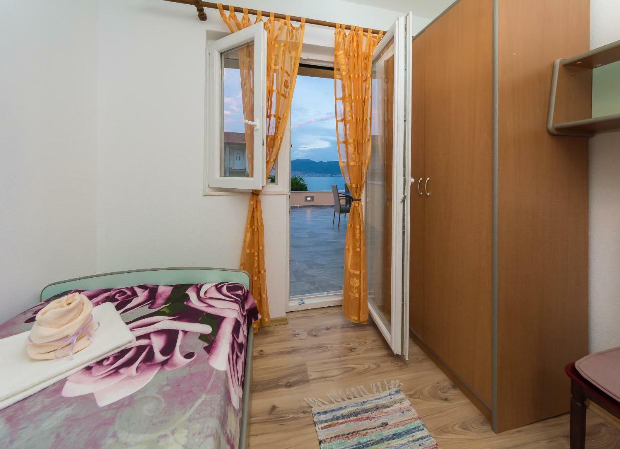 Apartment Leut With Spacious Terrace And Sea View Слатине Экстерьер фото