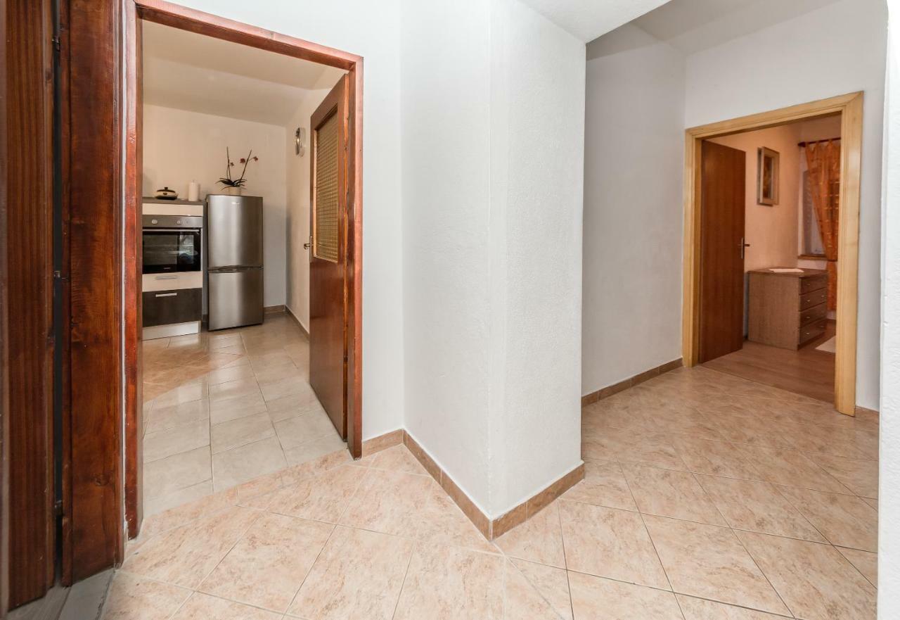 Apartment Leut With Spacious Terrace And Sea View Слатине Экстерьер фото
