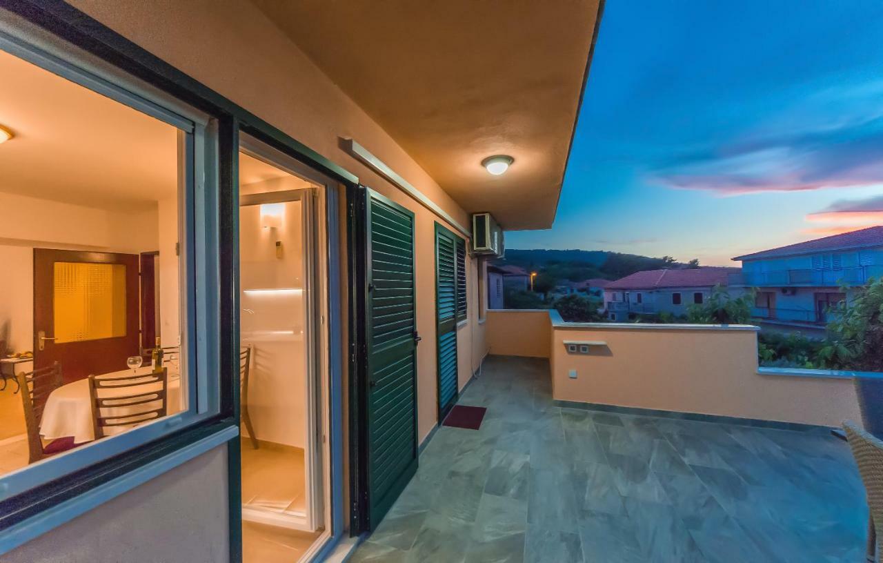 Apartment Leut With Spacious Terrace And Sea View Слатине Экстерьер фото