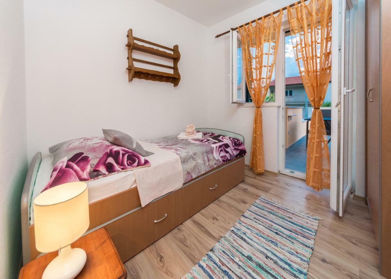 Apartment Leut With Spacious Terrace And Sea View Слатине Экстерьер фото